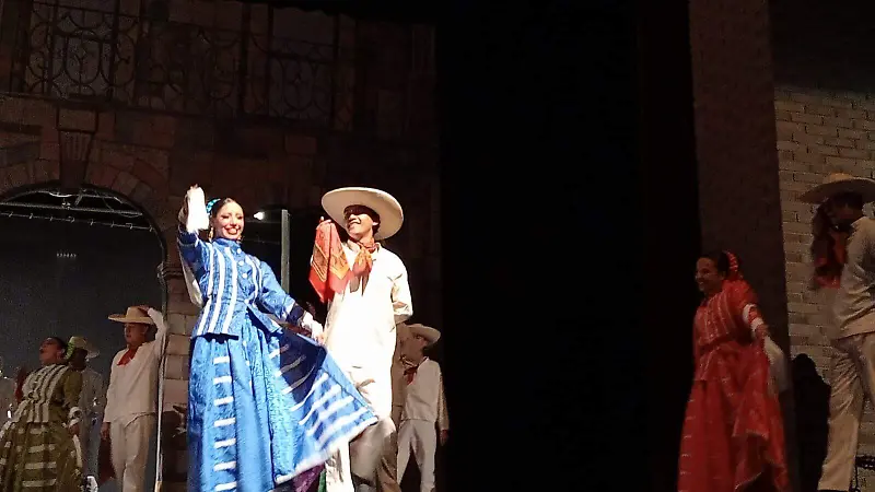 Los bailarines deleitaron al público con su talento y amor por la danza.